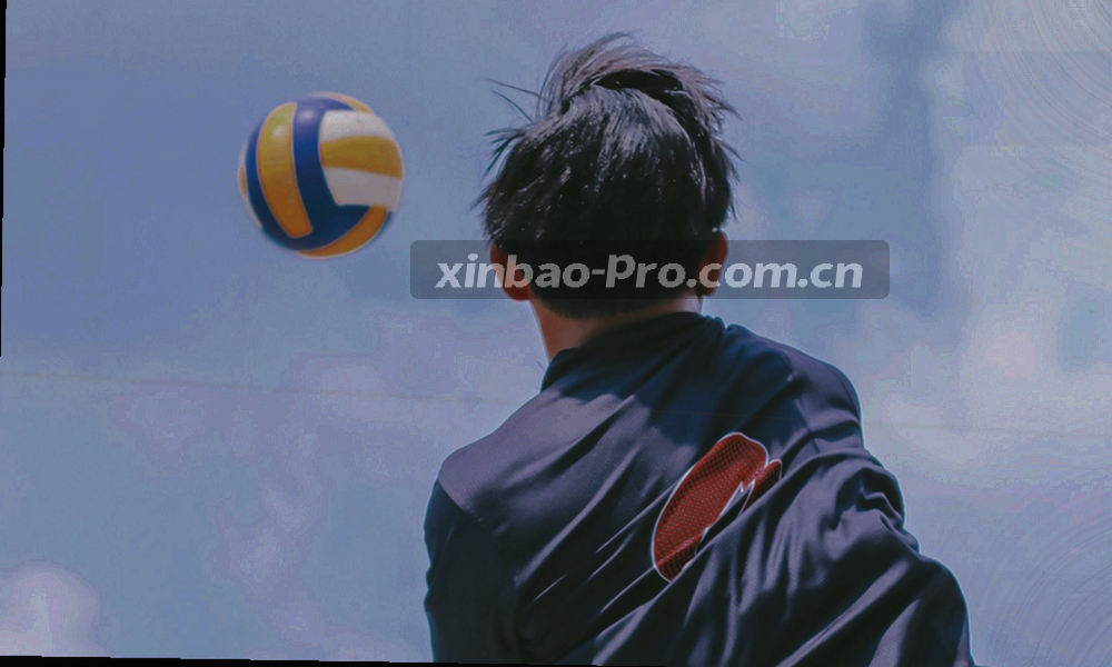 球员跑动热区图与转会动态数据卡，无人物肖像